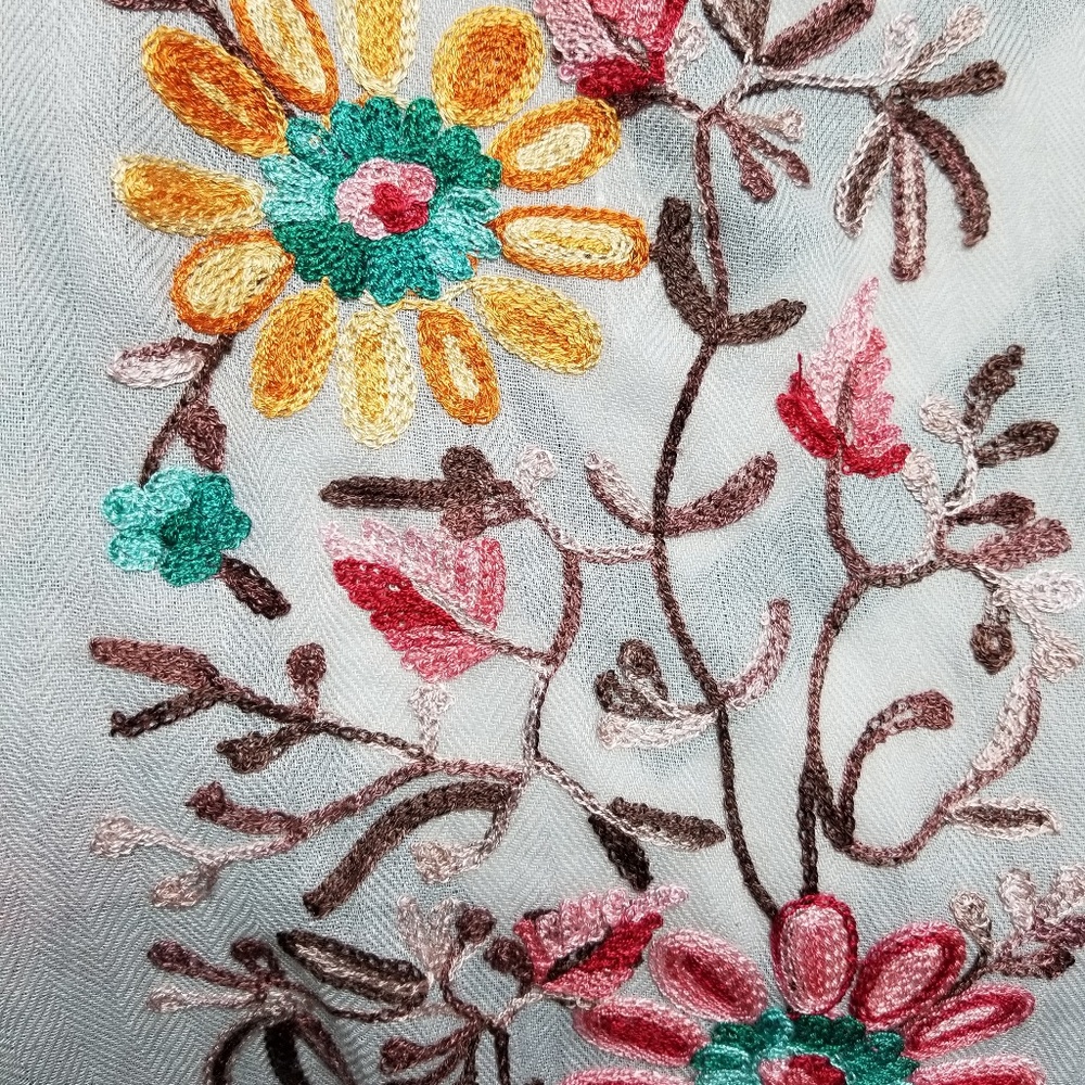 Floral embroidered sleeveless vest - Picture 2 of 3